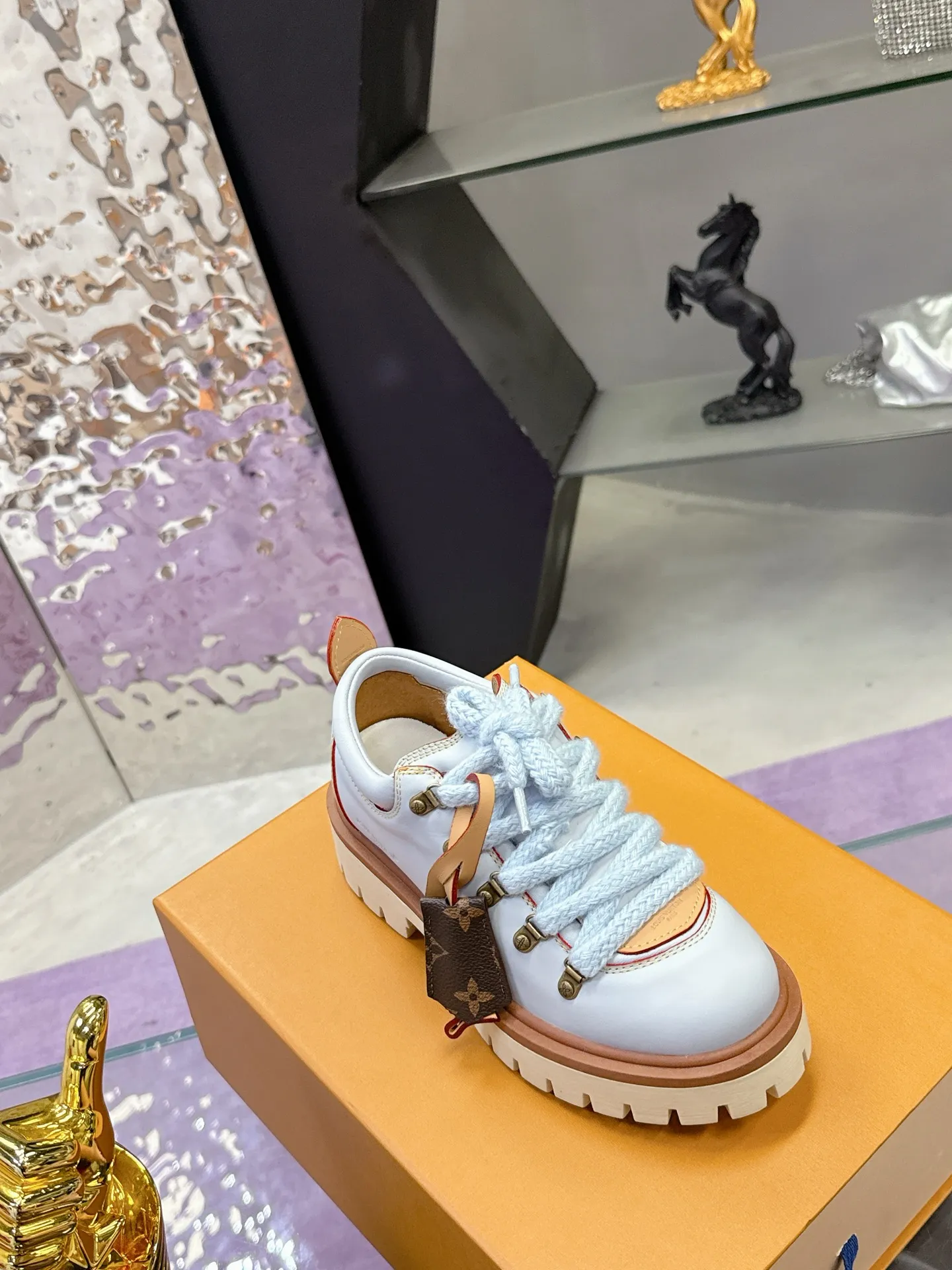 Factory price: 700💰 LV | Louis Vuitton 🧡💚2025 autumn and winter new style, top version ⚠️ The counter features the latest LV REMIX lace-up mountaineering derby shoes, new hard goods 🆕 ❥BS purchasing level! Full of high-end feel! A popular model among bloggers at home and abroad, it’s retro and fashionable, and looks stunning on your feet! Mainly recommended model on the official website★ ▪️Upper: top-quality first-layer cowhide ▪️Inner lining: imported sheepskin ▪️Outsole: original molded T men's shoes 💰U anti-slip outsole ▪️Sole height: 3.5cm ▪️Shoe size: Female 35-41 (41 customized, non-refundable) Male 39-45 (46 customized, non-refundable)